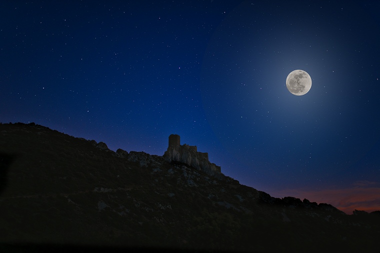 Féerie nocturne : Le château de Quéribus au cœur de la nuit, Aude, France, (composition de deux photos)